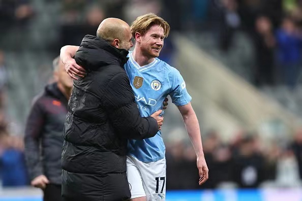 De triomfantelijke terugkeer van De Bruyne, zijn shirt glanst opnieuw met blauwe glorie